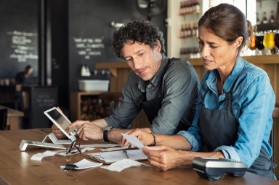 Un conseiller et une restauratrice devant une tablette