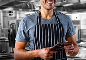 Un cuisinier avec une tablette